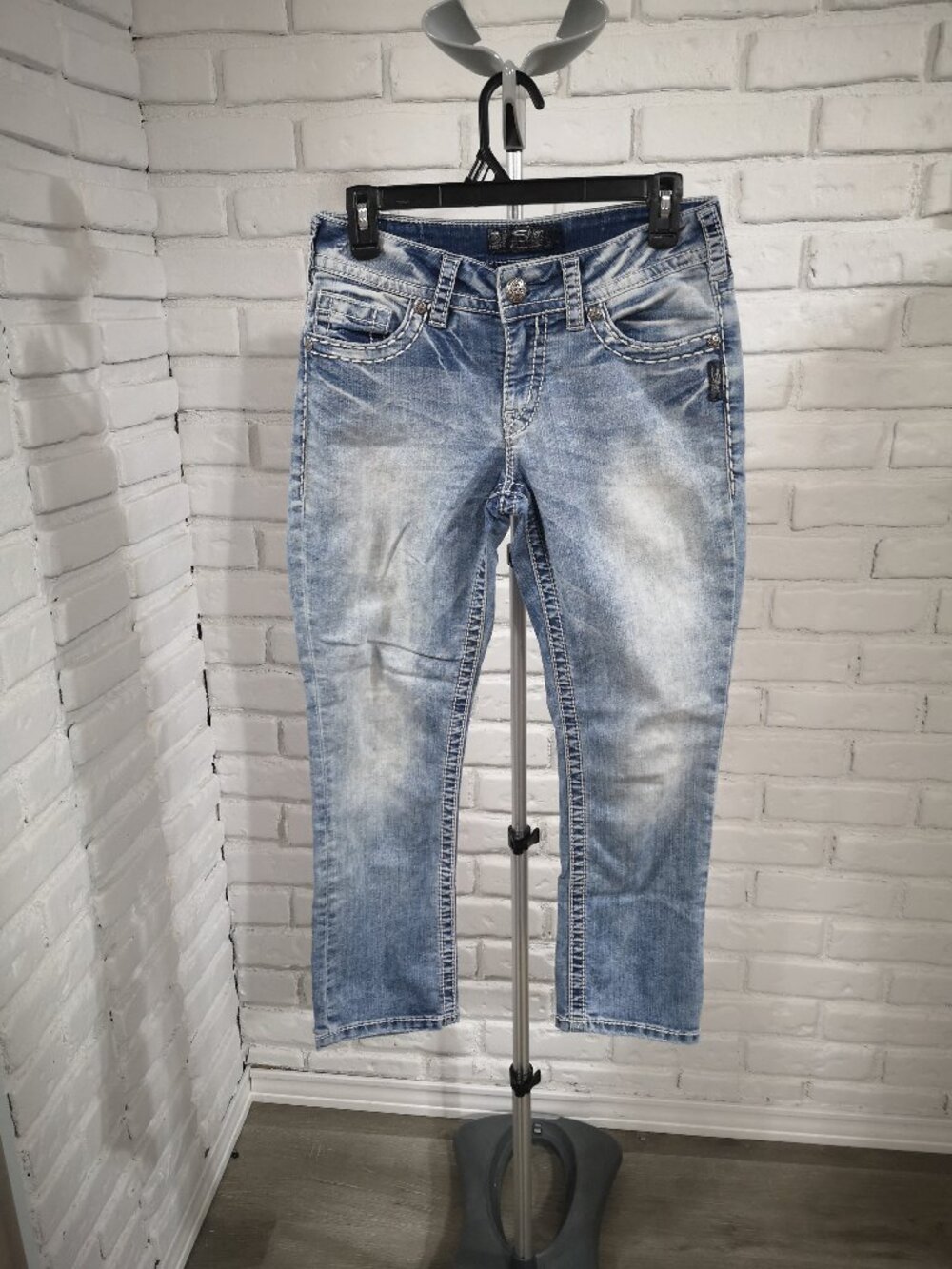 Silver Jeans Woman's Size 28 Light Wash Bold Stitching Suki Mid Capri Pants
